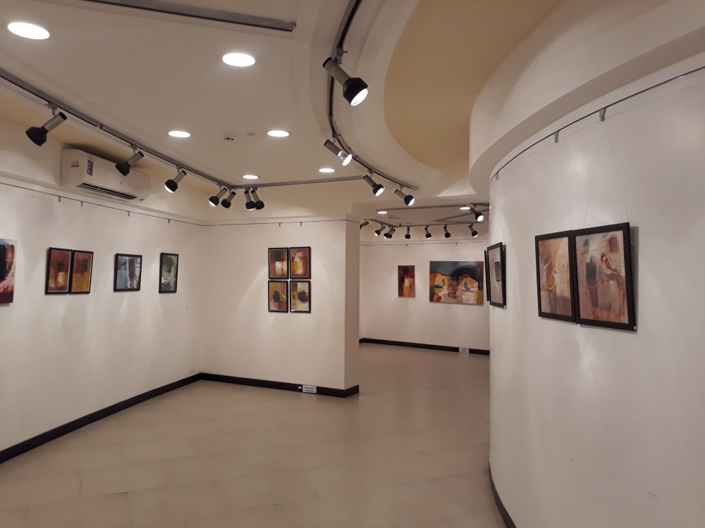 Art gallery near a sea view hotel on Marine Drive, Mumbai, exhibiting diverse artworks and fostering artistic appreciation