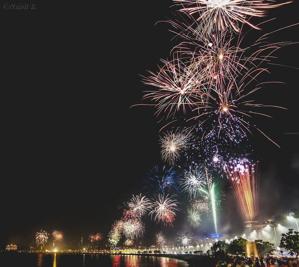 Guests staying at the best hotels near marine drive may witness the fireworks of the festival of lights.