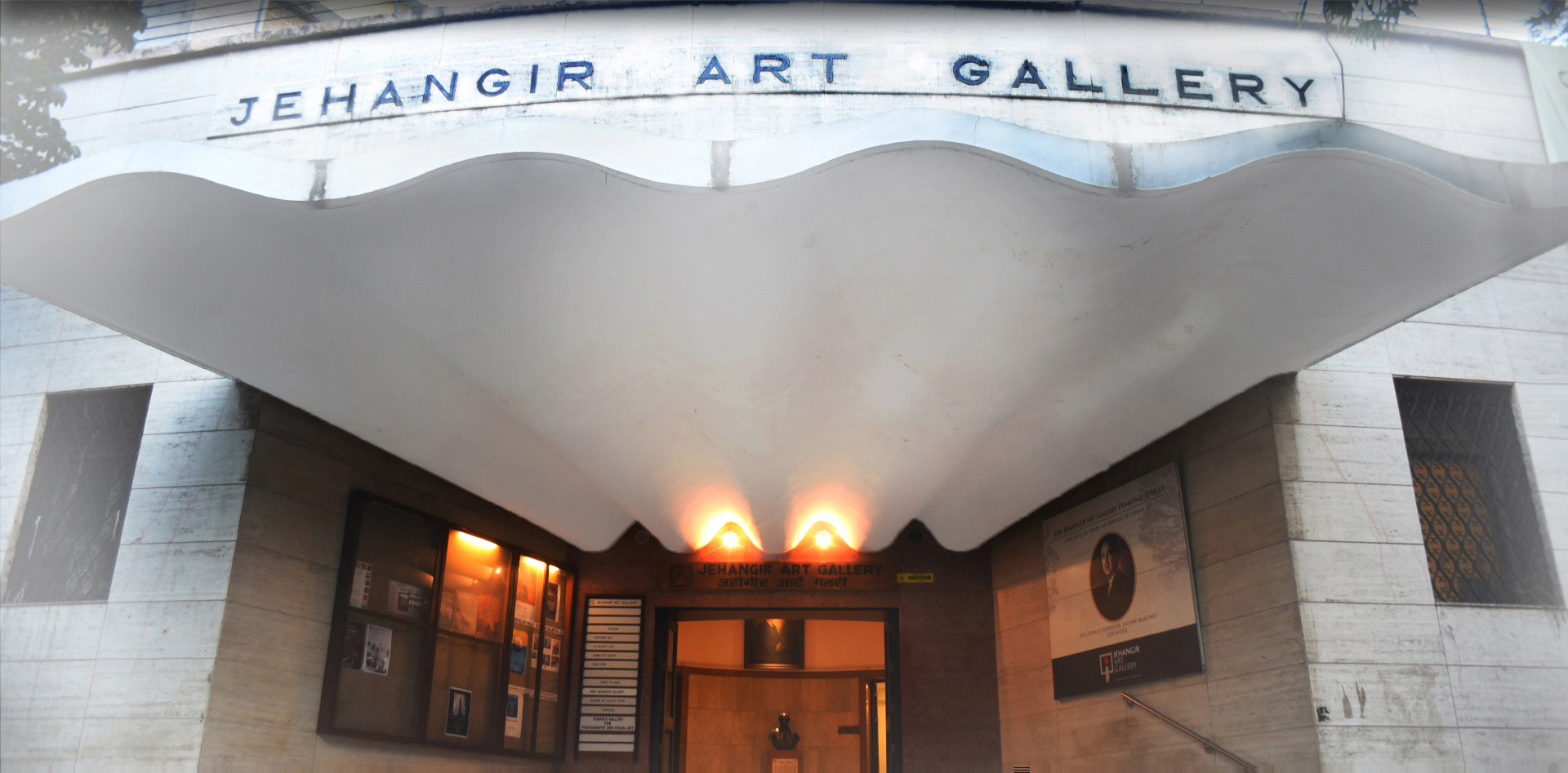 Jehangir Art Gallery is situated  near in South Mumbai near the best hotels in town and has four exhibition halls.